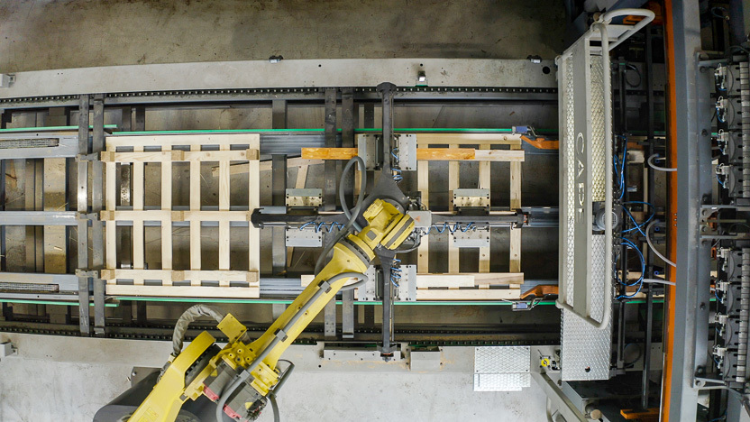 CAPE-robot tijdens de massaproductie van pallets