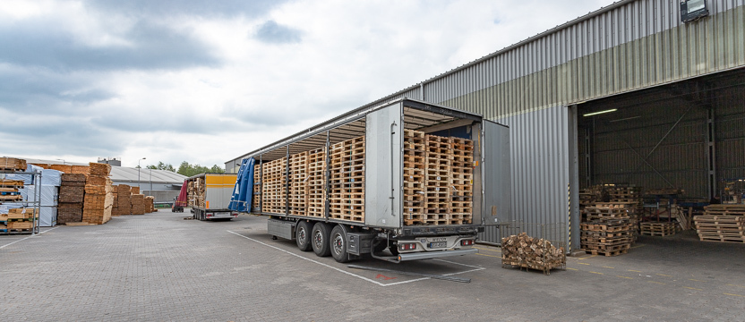 Enorme stapels nieuwe en herstelde pallets kunnen in heel Europa gevonden worden.