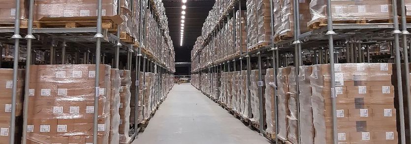 Huur van mobiele stellingen voor magazijnuitbreiding